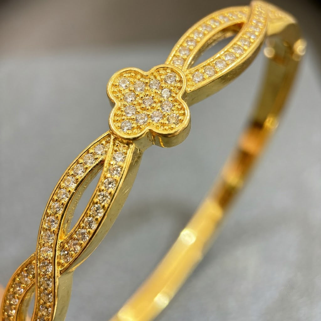 Four-Leaf Lucky Clover Micropavé Ribbon Twist Bangle - 03 Macro Closeup